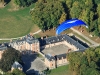 Paramoteur survolant le château de chamarande