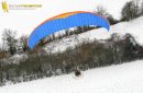 Vue aérienne du paramoteur survolant les champs en hiver en Ile-de-France