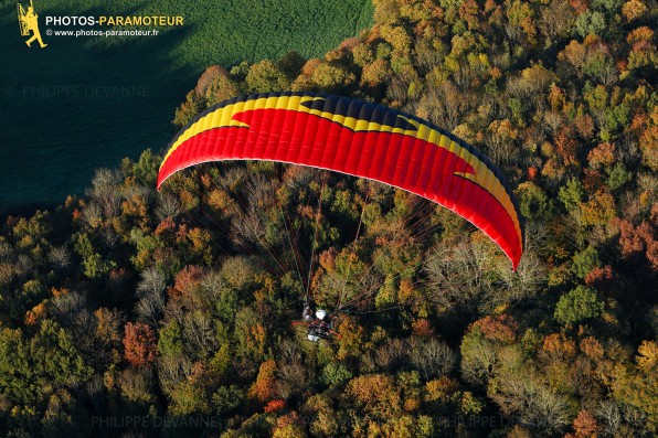 Paramoteur rouge paysage d'automne en Ile-de-France