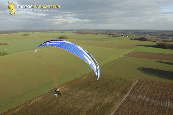 la nouvelle Dudek Hadron d'Olivier en test (1ere version - taille: 22 - allongemen:t 5.90 - taux de chute: 1  - www.photos-paramoteur.fr