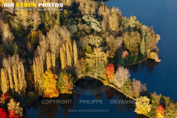 Photo aérienne des étangs de pêche de Malassis sur la commune de Breuillet 91650, au coeur de la vallée de la Remarde,  Essonne,  région ïle de France