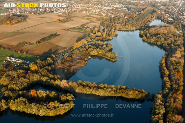 Photo aérienne du bassin de retenu de l'Orge à Bruyères-le-Châtel 91680, Essonne, département de l'ïle-de-France - Automne 2015