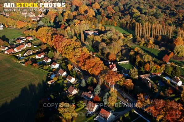 Photo aérienne d'automne du village d' Angervilliers (91470), département de l'Essonne, région Île-de-France.