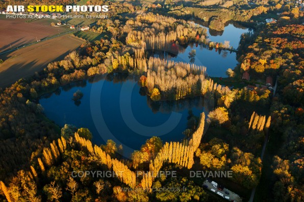 Photo aérienne de l'étang de Malassis en Automne , Breuillet (91650), commune deu pays de l'Hurepoix, département de l'Essonne, région Île-de-France.