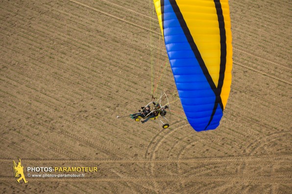 Photo aérienne d'un paramoteur biplace au dessus des champs de Limours (91470) au coeur de l'Hurepoix , département de l'Essonne, région Île-de-France.