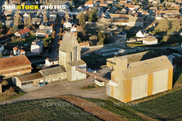 Photographie aérienne de Sainville (28700), " le Village ", dans le département d'Eure-et-Loir en Région Centre-Val de Loire, France. Située à 9 km au Sud-Ouest d'Auneau