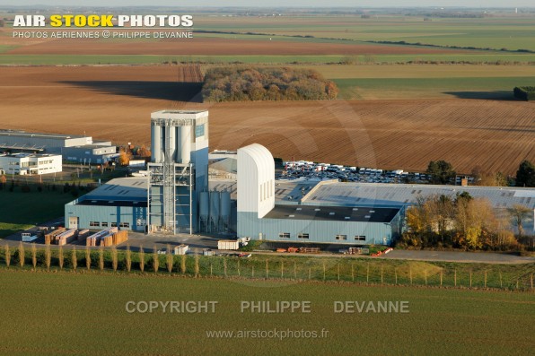 Photographie aérienne industries de Sainville (28700), dans le département d'Eure-et-Loir en Région Centre-Val de Loire, France. Située à 9 km au Sud-Ouest d'Auneau