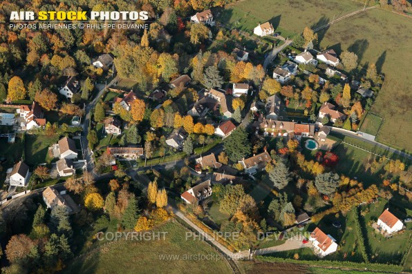 Photo aérienne du hameau la Bruyère sur les communes de Roinville (91410) et Sermaise (91530) , a 43 km sud ouest de Paris et 3 km à l'Est de Dourdan, commune du pays de l'Hurepoix, département de l'Essonne, région Île-de-France.