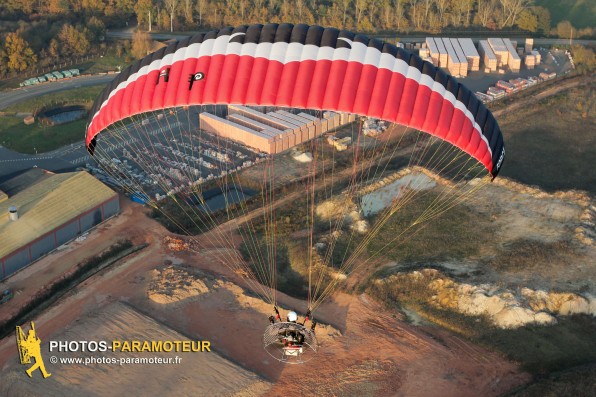 Photo aérienne paramoteur HP force APCO rouge au dessus d' Angervilliers (91470), département de l'Essonne, région Île-de-France. 10 Novembre 2011