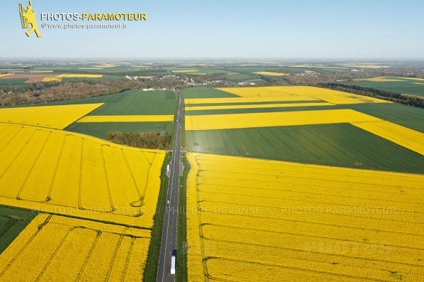 Photographie aérienne des Champs de colza en Beauce , commune Le Gué-de-Longroi (28700), département d'Eure-et-Loir en Région Centre-Val de Loire, France. Prise de vue du 04 mai 2015