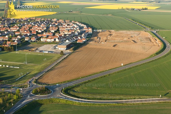 Photographie aérienne des travaux de terrassement le la Zone (Au) Sud d'Ablis (78660) ( PLU : 13.5 Ha de logement  ) , dans le sud du département des Yvelines , en région Île-de-France, France. Commune de la Beauce naturelle situé entre Rambouillet (78) et Chartres (28). Prise de vue en ULM paramoteur du 04/05/2016