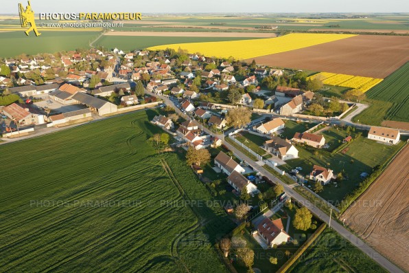 Photographie aérienne de Boinville-le-Gaillard (78660) et des champs de colza , situé dans le sud du département des Yvelines , région Île-de-France, France. Commune de la Beauce naturelle limitrophe de Ablis.  Prise de vue 04/05/2016