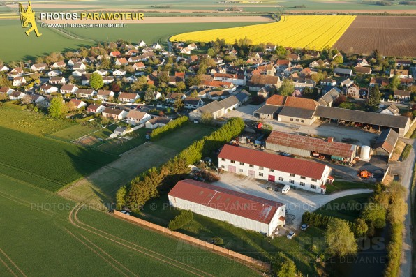 Photographie aérienne de Boinville-le-Gaillard (78660) et des champs de colza , situé dans le sud du département des Yvelines , région Île-de-France, France. Commune de la Beauce naturelle limitrophe de Ablis.  Prise de vue 04/05/2016