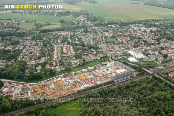 Photographie aérienne du Perray-en-Yvelines (78486), département des Yvelines , en région Île-de-France, France. Commune située à 4 km au nord de Rambouillet . Prise de vue paramoteur du 26-05-2016