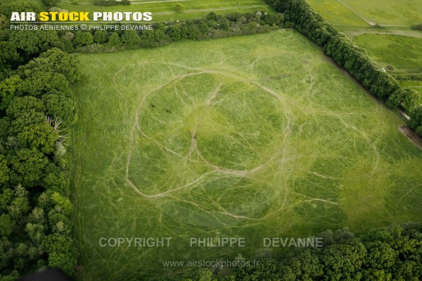 Photographie aérienne paturages vert en Île-de-France , commune Les Bréviaires (78610), département des Yvelines ,  France. Commune située à 4 km au nord de Rambouillet . Prise de vue paramoteur du  25-05-2016