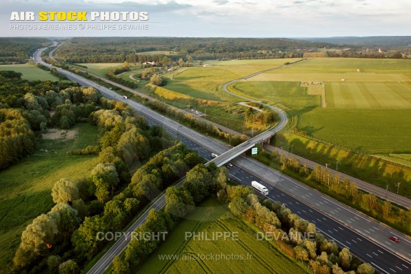 Photo aérienne de l'autoroute A10 Aquitaine, entre Saint-Cyr-sous-Dourdan et Longevilliers (78349) , département des Yvelines, région Île-de-France. Commune du Parc naturel de la haute vallée de Chevreuse.