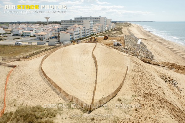 Photo aérienne reconstruction et travaux de consolidation de la digue de la plage des Mouettes, les Marines à Saint-Hilaire-de-Riez (85270) , département de la Vendée; région Pays de la Loire, France. Prise de vue du 21 avril 2016