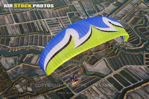 Photographie aérienne d'un paramoteur en vol au dessus de la Seudre , sur la commune de La Tremblade (17390) , département de la Charente-Maritime ; région Aquitaine-Limousin-Poitou-Charente, France. Prise de vue du 25 juin 2015