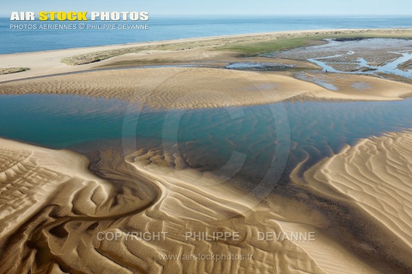 Photographie aérienne de l'Anse de la Palmyre, commune Les Mathes (17570) , département de la Charente-Maritime ; région Aquitaine-Limousin-Poitou-Charente, France. Prise de vue du 25 juin 2015