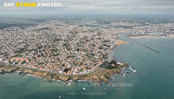 Photo aérienne de Saint-Gilles-Croix-de-Vie et Saint-Hilaire-de-Riez (85) , département de la Vendée; région Pays de la Loire, France. Prise de vue  26 avril 2016