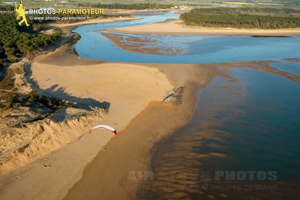 Plage du Veillon  et la pointe du Payré sur la commune de Talmont-Saint-Hilaire (85). La dune de l'estuaire a disparu