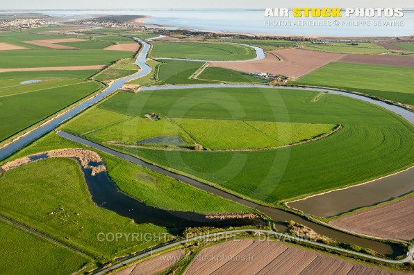 Photographie aérienne du Marais Poitevin en Vendée (85) situé sur les commune de Angles, Grues et St-Michel-en-l'Herm en région Pays de la Loire Atlantique, France. Prise de vue d'avril 2017