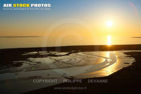 Photographie aérienne couché de soleil sur le Lay à La Faute-sur-Mer et l'Aiguillon-sur-Mer (85460) , vue du  Marais Poitevin en Vendée (85) en région Pays de la Loire Atlantique, France. Prise de vue d'avril 2017