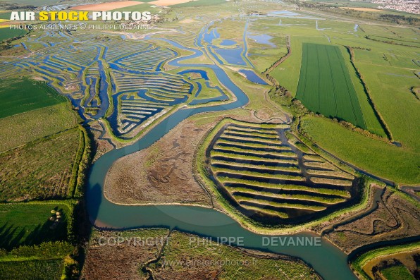 Photographie aérienne des Marais salants de Talmont-Saint-Hilaire (85440) et du veillon , département de la Vendée; région Pays de la Loire, France. Prise de vu d'avril 21017