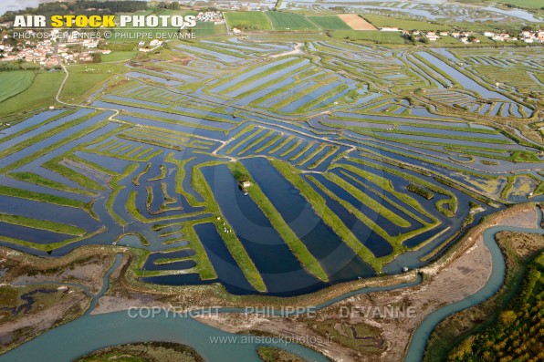 Photographie aérienne des Marais  salants du veillon , sur la commune Talmont-Saint-Hilaire (85440) , département de la Vendée; région Pays de la Loire, France. Prise de vue d'avril 21017