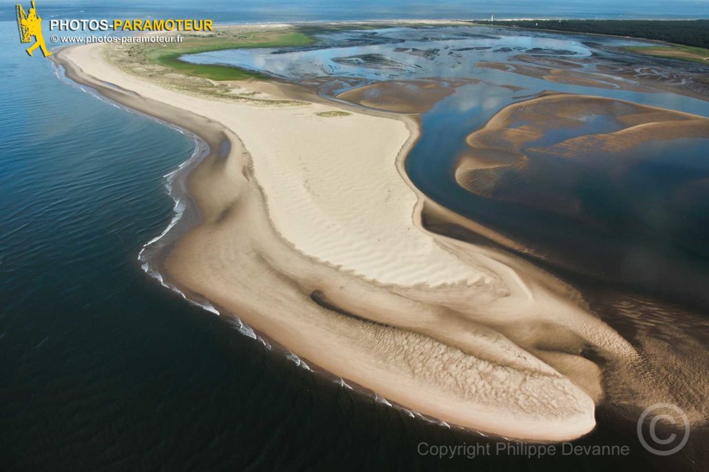 vue aérienne de l'Anse de la Palmyre et de la pointe du Rhin vue en paramoteur