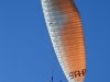 Paramoteur sur ciel bleu