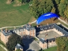 Paramoteur survolant le château de chamarande