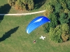 Paramoteur survolant le château de chamarande