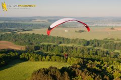 La bourgogne vue du ciel en paramoteur au dessus de l'yonne