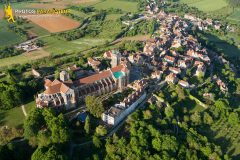 Basilique de Vézelay vue du ciel, departement de l'Yonne en Bourgogne-Franche-comté, France