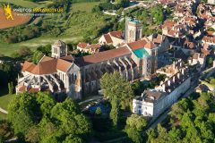 Vézelay vue du ciel, Basilique de Sainte-Marie-Madelaine, departement de l'Yonne en Bourgogne, France