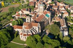 Photographie aérienne de la Basilique Sainte-Marie-Madeleine de Vézelay,dans le departement de l'yonne