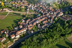 Asquins vue du ciel dans le departement de l'Yonne en Bourgogne