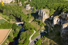 Vue aérienne des grottes de Saint-Moré dans le département de l'Yonne en Bourgogne, France