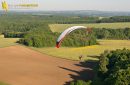 Paramoteur en vol au dessus des champs de l'yonne, en région Bourgogne-Franche-Conté,France