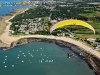 Paramoteur survolant la  baie de la Perroche