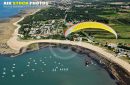 Paramoteur survolant la  baie de la Perroche