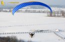 Vue aérienne du paramoteur survolant les champs en hiver en Ile-de-France