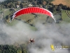 Paramoteur en vol au dessus de la Brume