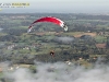 Paramoteur en vol au dessus de la Brume