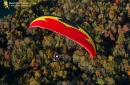 Paramoteur rouge paysage d'automne en Ile-de-France