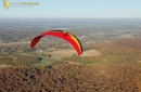 Paramoteur rouge paysage d'automne en Ile-de-France