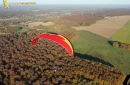 Paramoteur rouge paysage d'automne en Ile-de-France