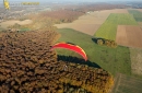 Paramoteur rouge paysage d'automne en Ile-de-France