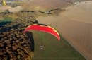Paramoteur rouge paysage d'automne en Ile-de-France